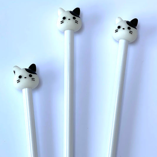 Black and white cat pen